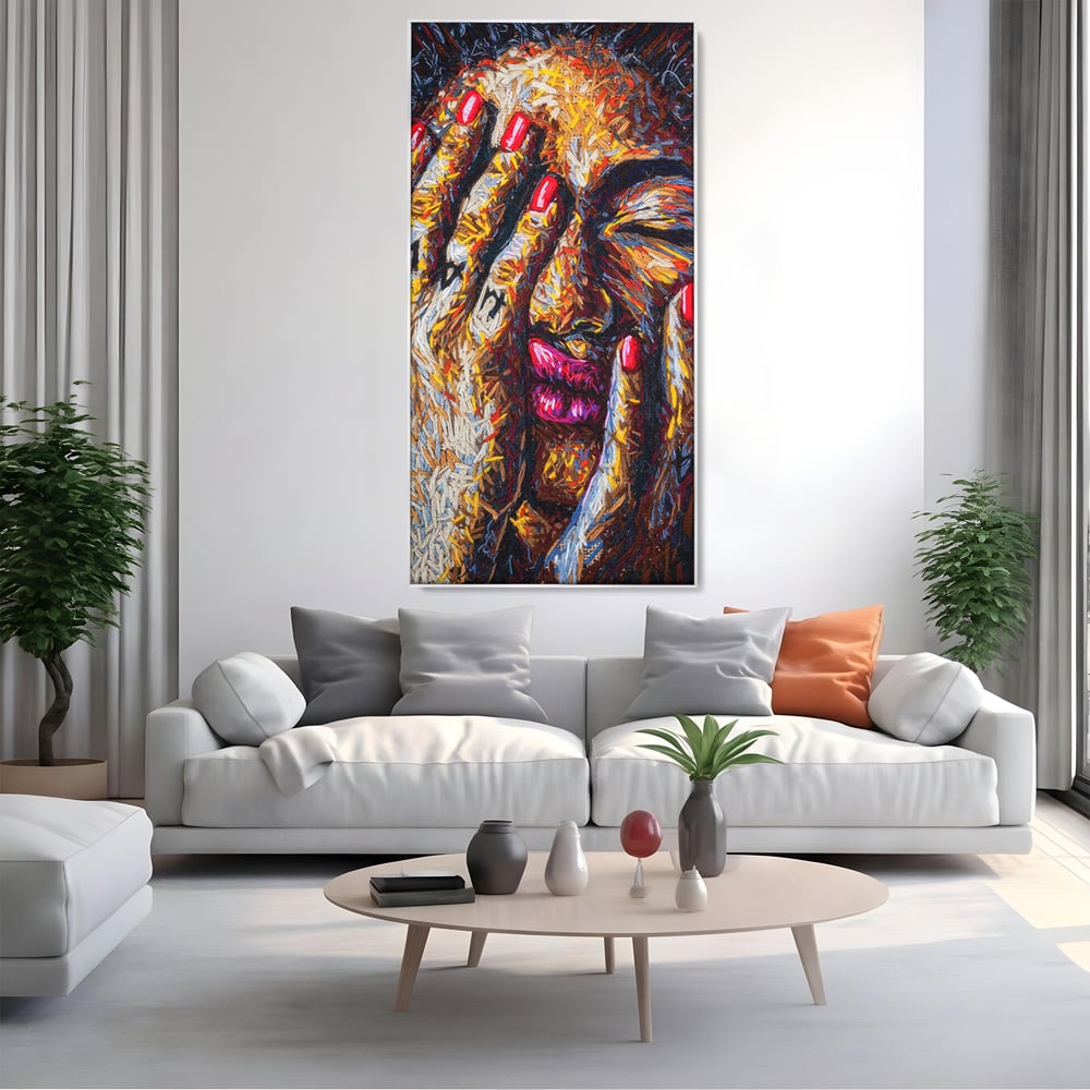 Tablou canvas cu tablou canvas cu portret stilizat, in rama de aluminiu argintiu, pe perete intr-un living